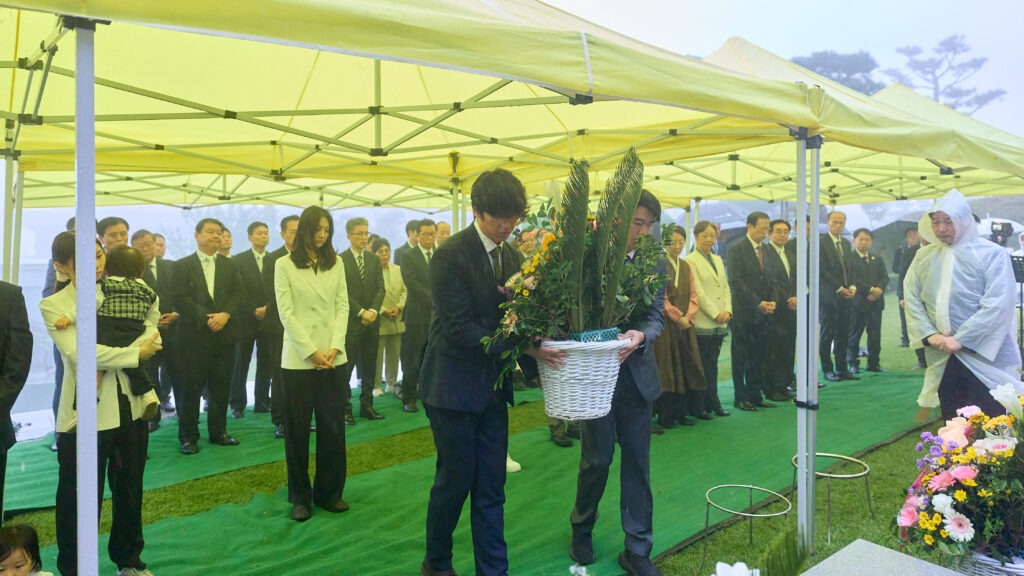 본향원에서 헌화하는 문신출 문신흥 선교사