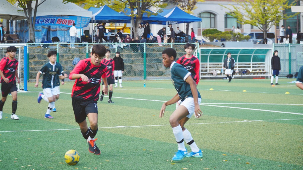 ‘2025 신한국 미래세대 피스컵’ 축구 경기에서 청년 선수들이 선문대학교 잔디구장을 누비며 공을 사이에 두고 치열한 경기를 펼치고 있다.