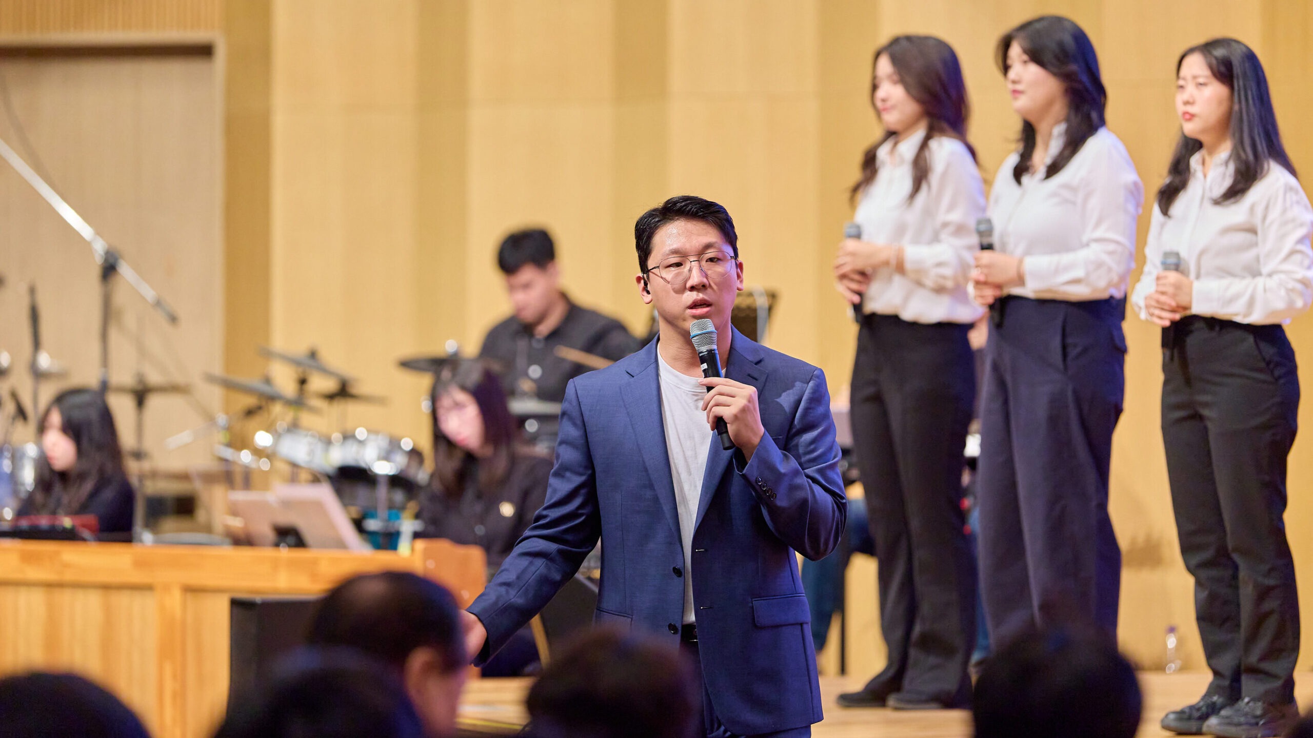 천승대교회에서 예배를 인도하는 문신흥 선교사