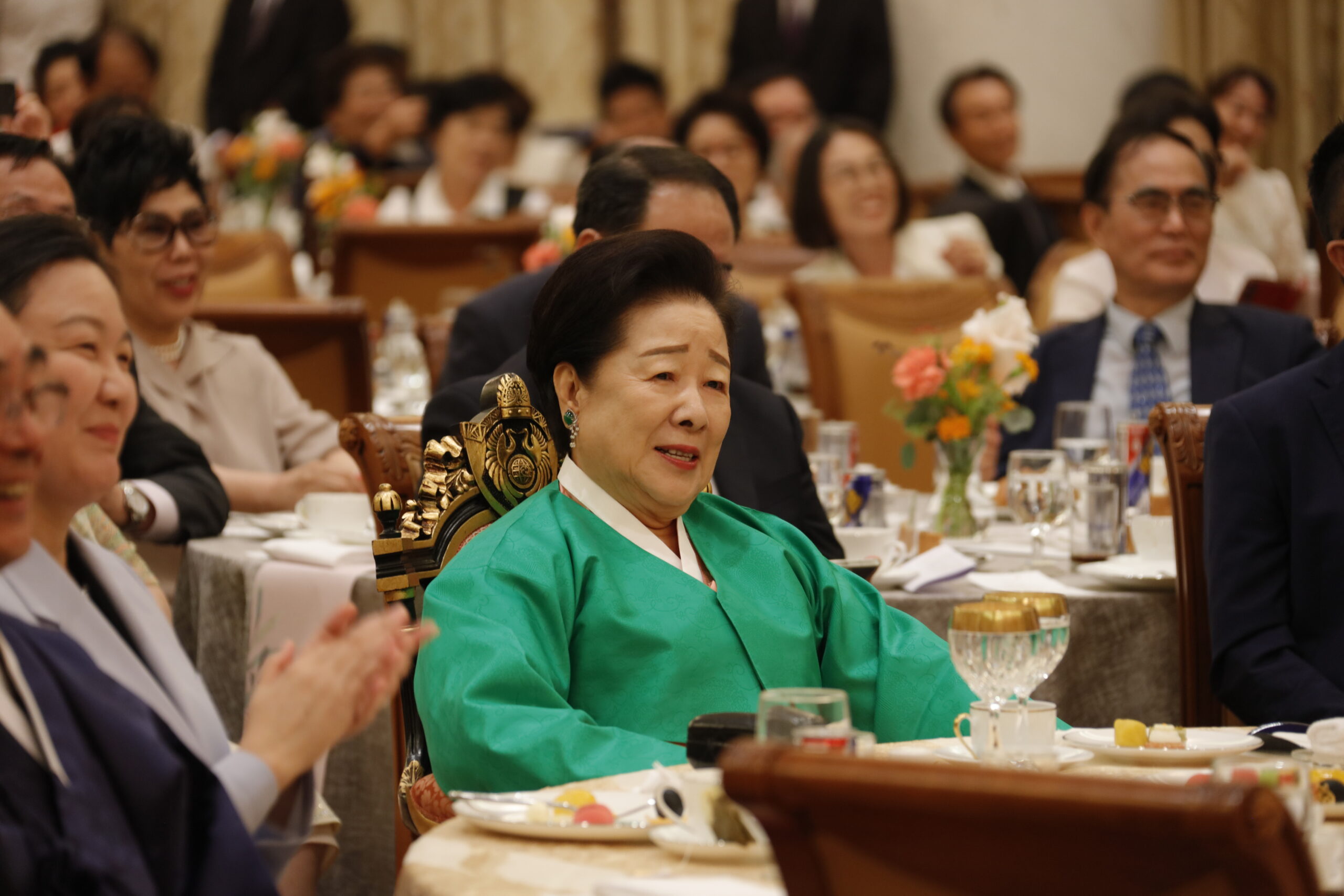 식구들의 공연을 보시며 웃으시는 참어머님