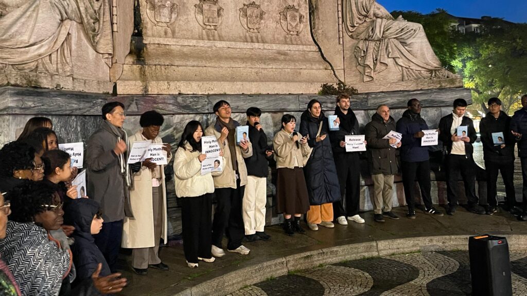 포르투갈 효정천심천보 특별수련회 참가자들이 리스본 도심에서 평화 거리 활동을 펼치고 있다.