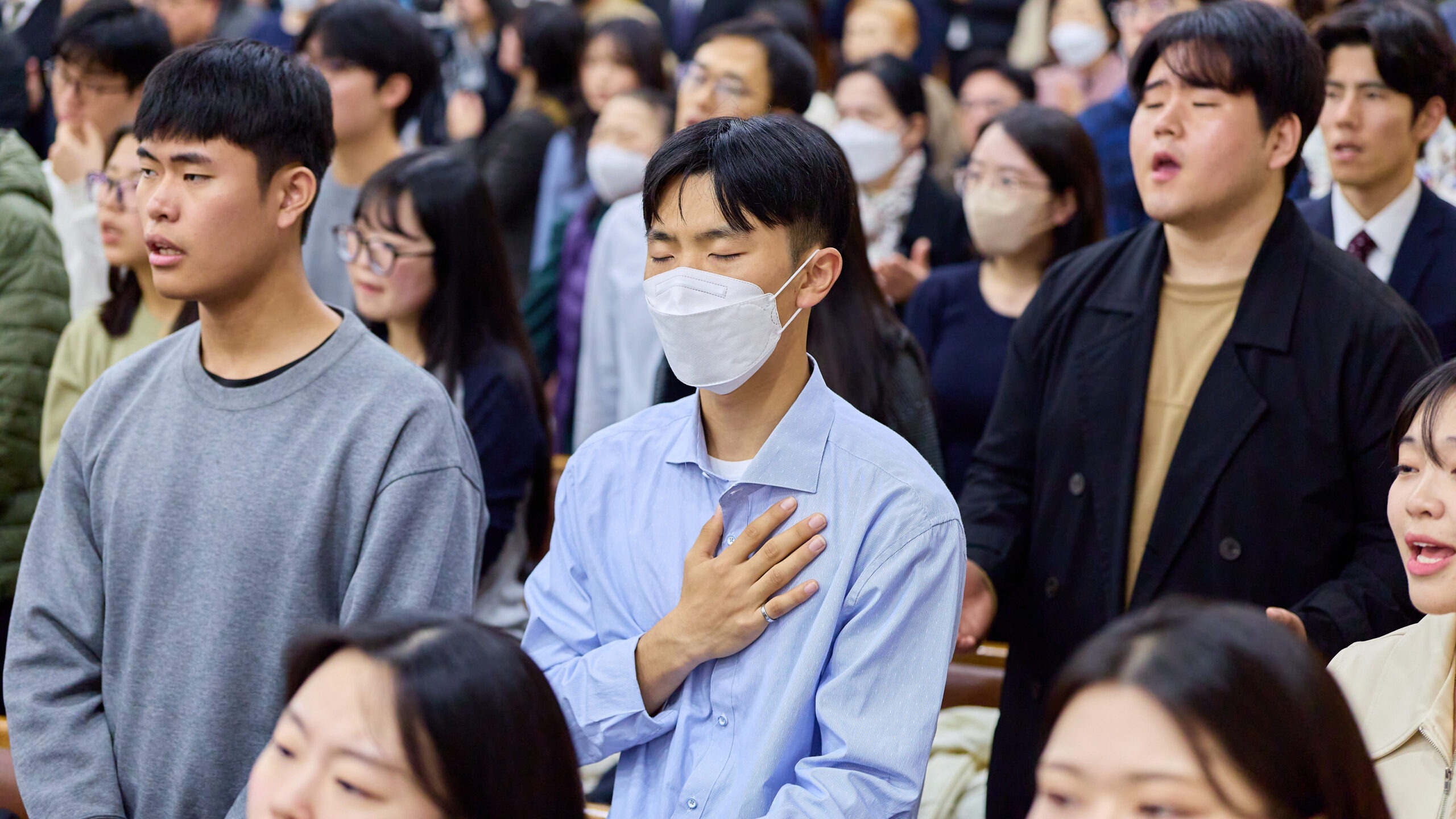 연합 찬양팀과 함께 찬양을 하고 있는 참석자들