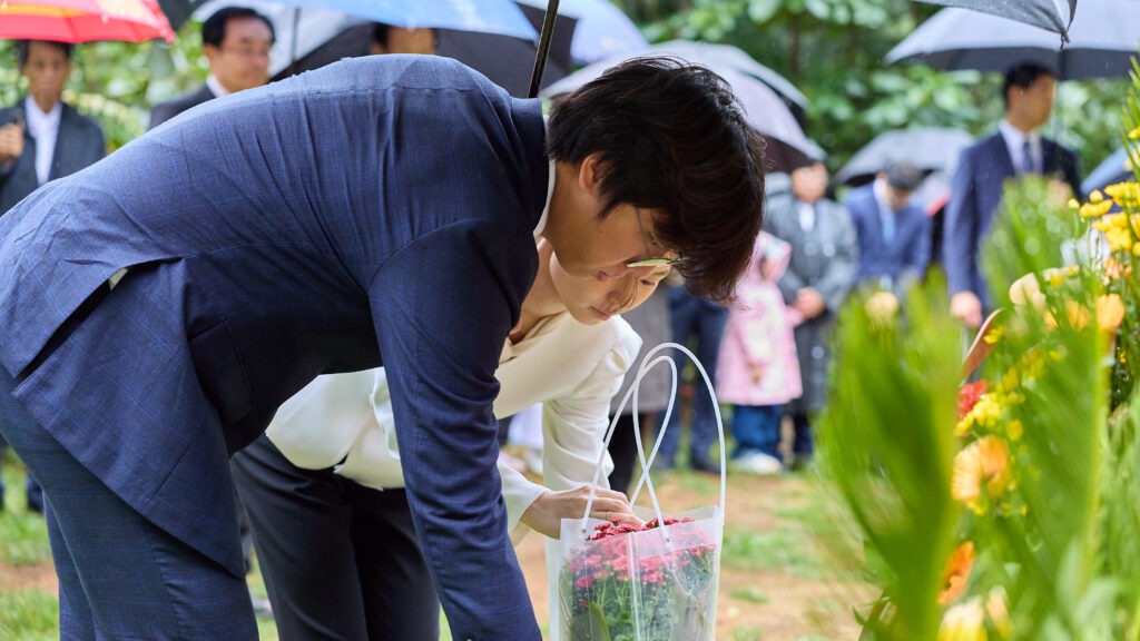 파주원전에서 효진님 원전에 헌화하고 있는 문신흥 문유메 가정