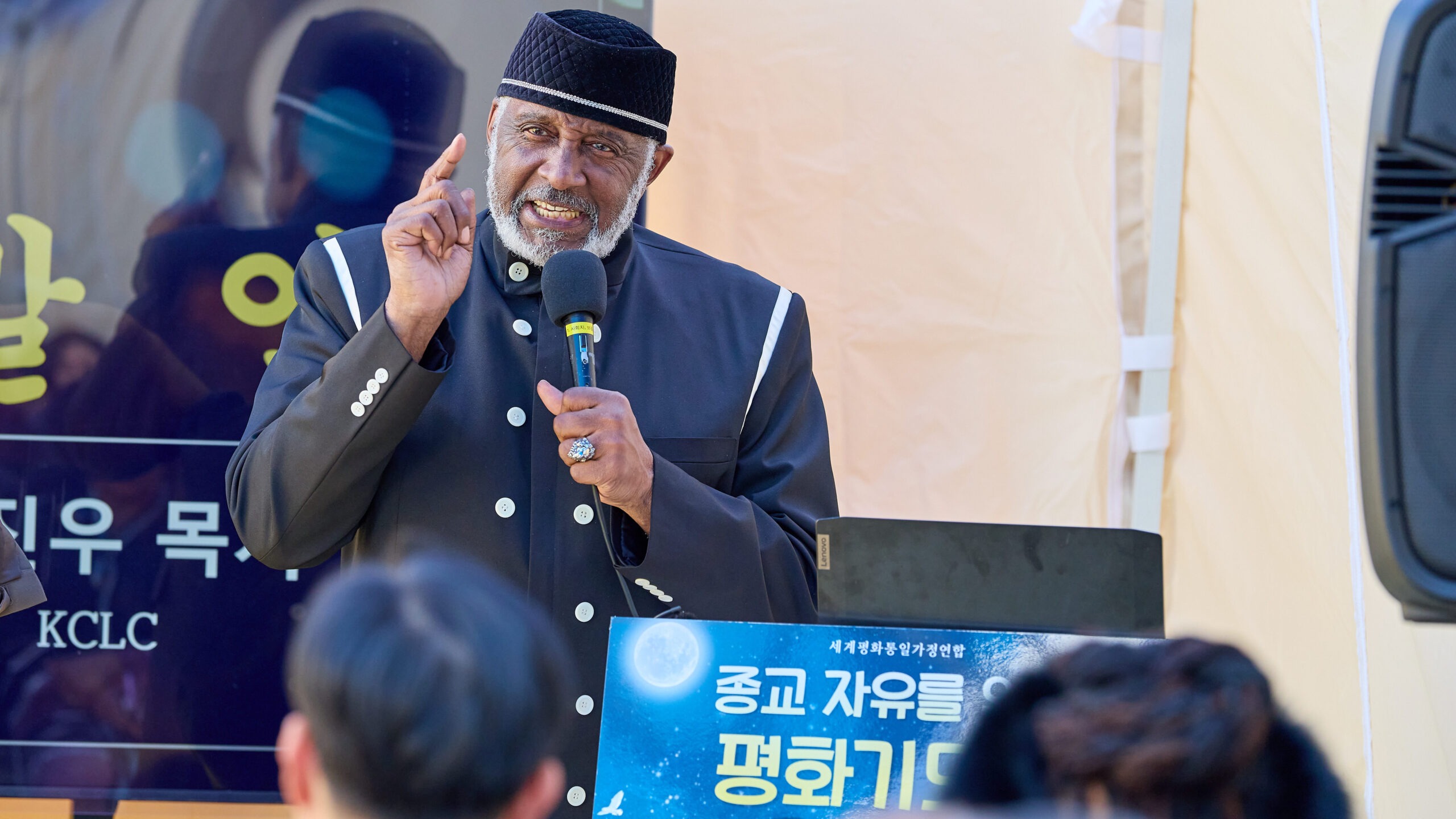 평화 기도회에서 지지 발언을 하는 토마스 베렛 목사