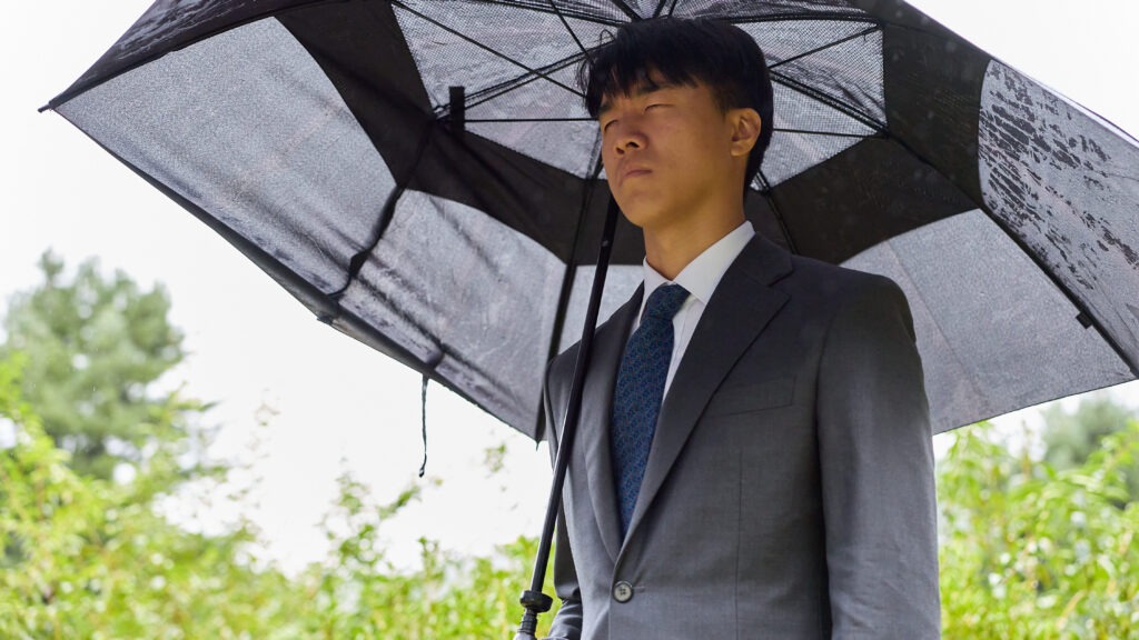 헌화 후 기도하고 있는 문신출 선교사