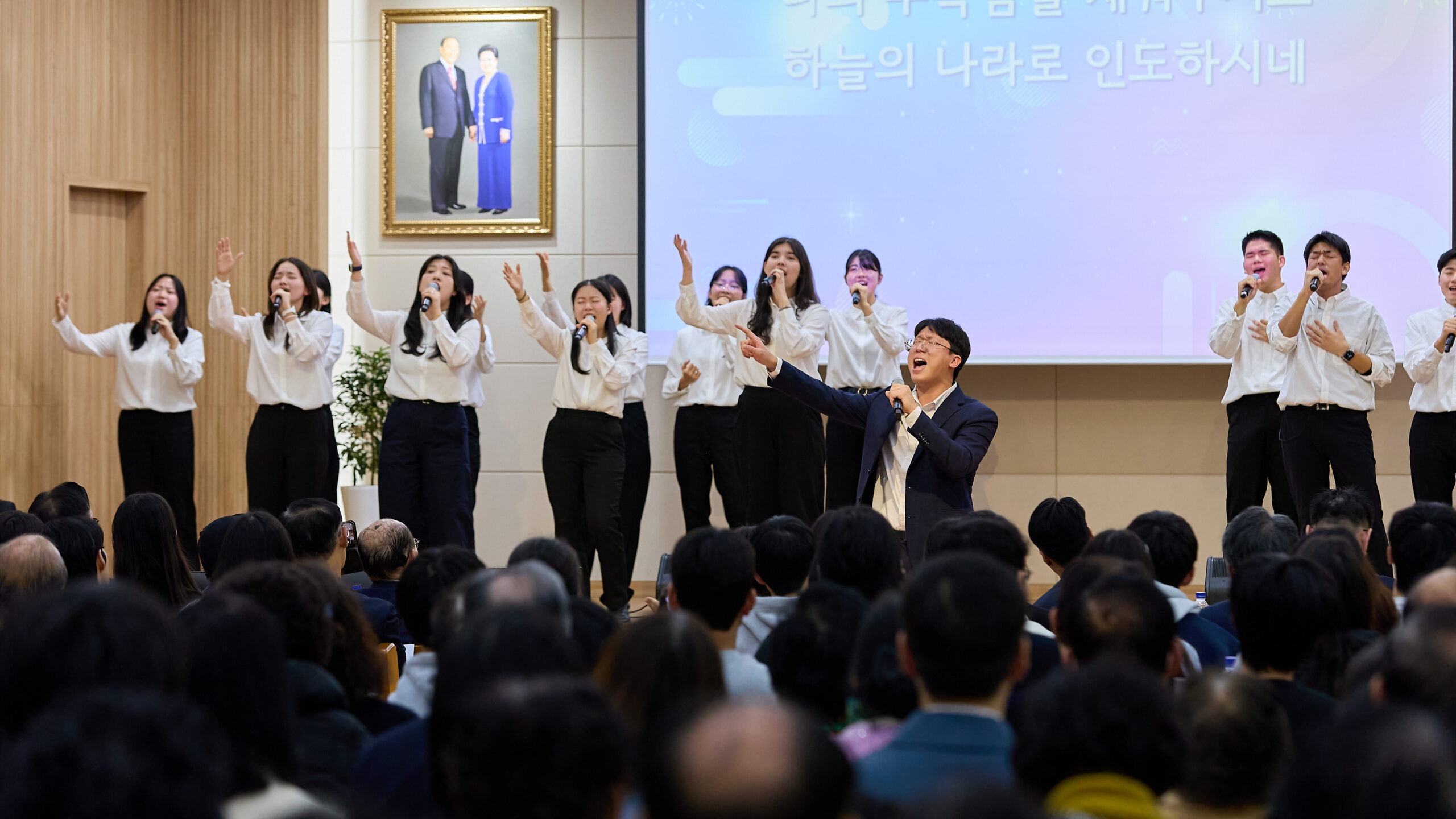 찬양팀과 함께 찬양을 하고 있는 문신흥 선교사