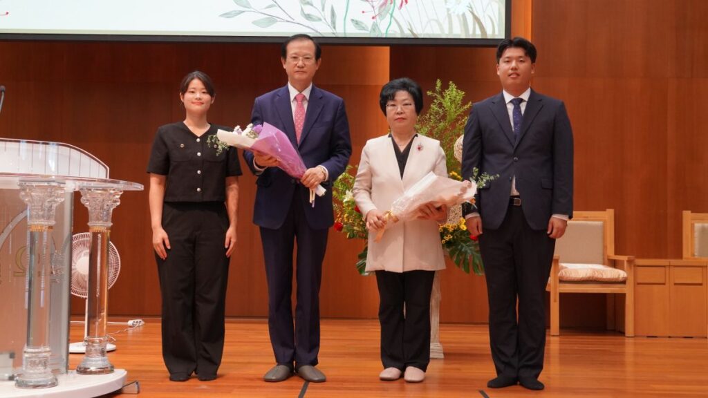 천원대교회 당회장 취임예배에서 이기성 당회장 부부가 축하 꽃다발을 받고 기념 촬영을 하고 있다.